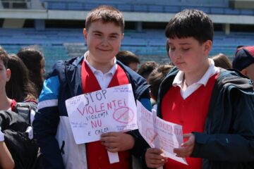 Marșul tinerilor, acțiune de amploare pe străzile Sucevei pentru prevenirea violenței, consumului de droguri și a accidentelor rutiere