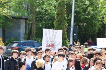 Marșul tinerilor, acțiune de amploare pe străzile Sucevei pentru prevenirea violenței, consumului de droguri și a accidentelor rutiere