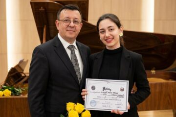 Andra Olteanu și profesorul Johannes Raimund Onesciuc Andra Olteanu și profesorul Johannes Raimund Onesciuc
