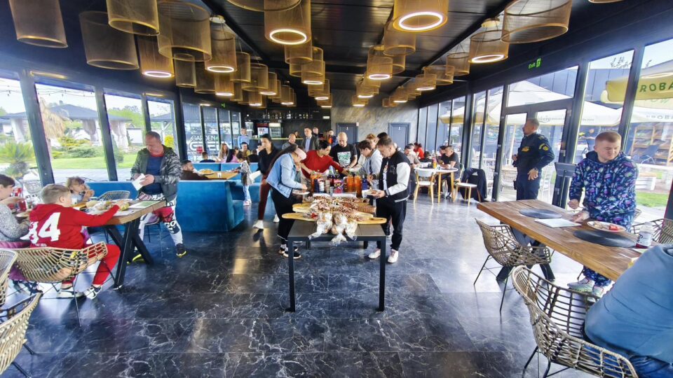 14 deținuți au putut ieși la restaurant și s-au întâlnit cu familia, prin intermediul asociației care luptă pentru reintegrarea lor socială