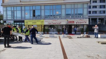 Elementele terasei Union, ridicate de Primărie de pe domeniul public, cu Poliția Locală