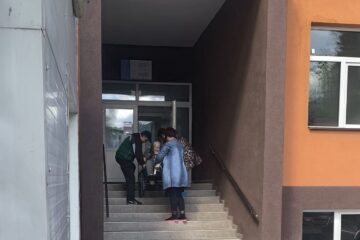Pacienții imobilizați în scaune cu rotile sunt, în continuare, transportați pe scări de aparținători Pacienții imobilizați în scaune cu rotile sunt, în continuare, transportați pe scări de aparținători