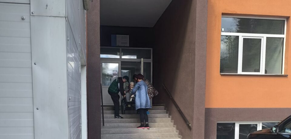 Pacienții imobilizați în scaune cu rotile sunt, în continuare, transportați pe scări de aparținători Pacienții imobilizați în scaune cu rotile sunt, în continuare, transportați pe scări de aparținători