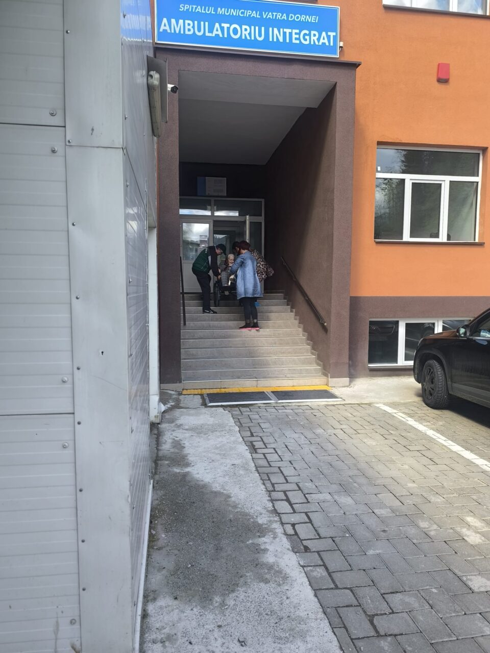 Pacienții imobilizați în scaune cu rotile sunt, în continuare, transportați pe scări de aparținători
