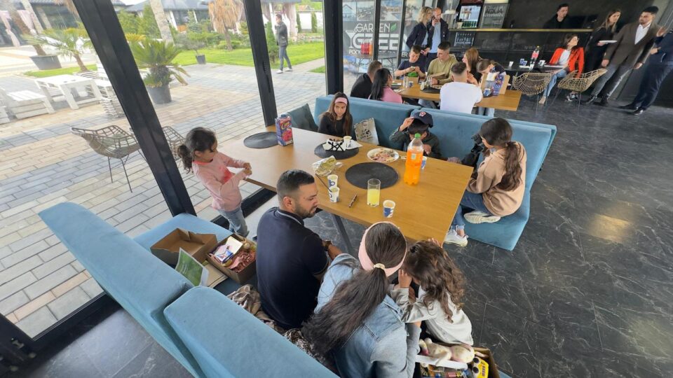14 deținuți au putut ieși la restaurant și s-au întâlnit cu familia, prin intermediul asociației care luptă pentru reintegrarea lor socială