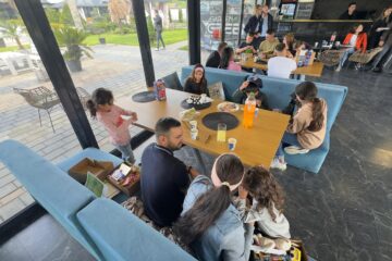 14 deținuți au putut ieși la restaurant și s-au întâlnit cu familia, prin intermediul asociației care luptă pentru reintegrarea lor socială