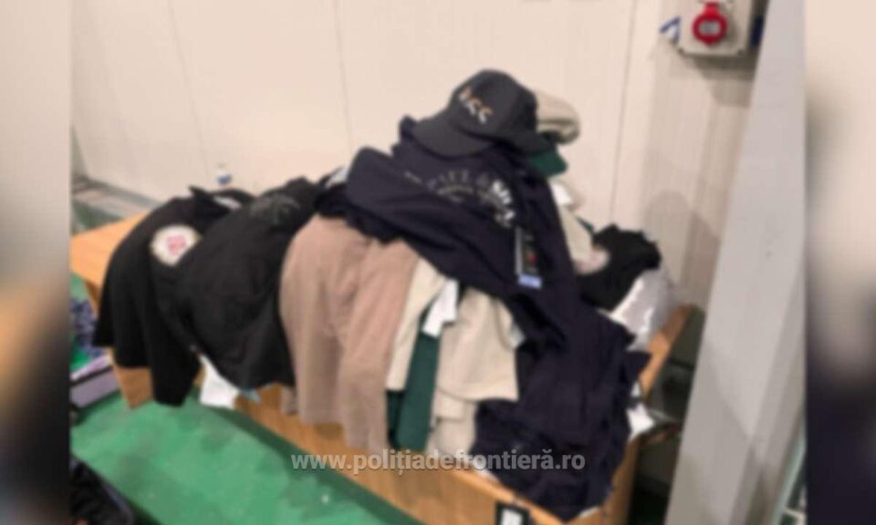 Peste 200 de tricouri ale unor mărci celebre, posibil contrafăcute, ridicate de la trei ucraineni Peste 200 de tricouri ale unor mărci celebre, posibil contrafăcute, ridicate de la trei ucraineni