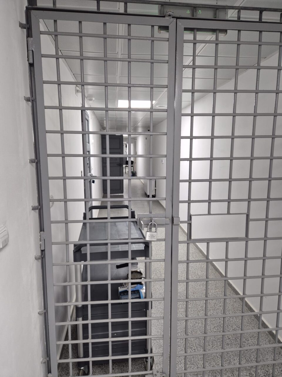 Agresori reținuți unul după altul. Tânăr în arest după ce a împărțit pumni pe stradă