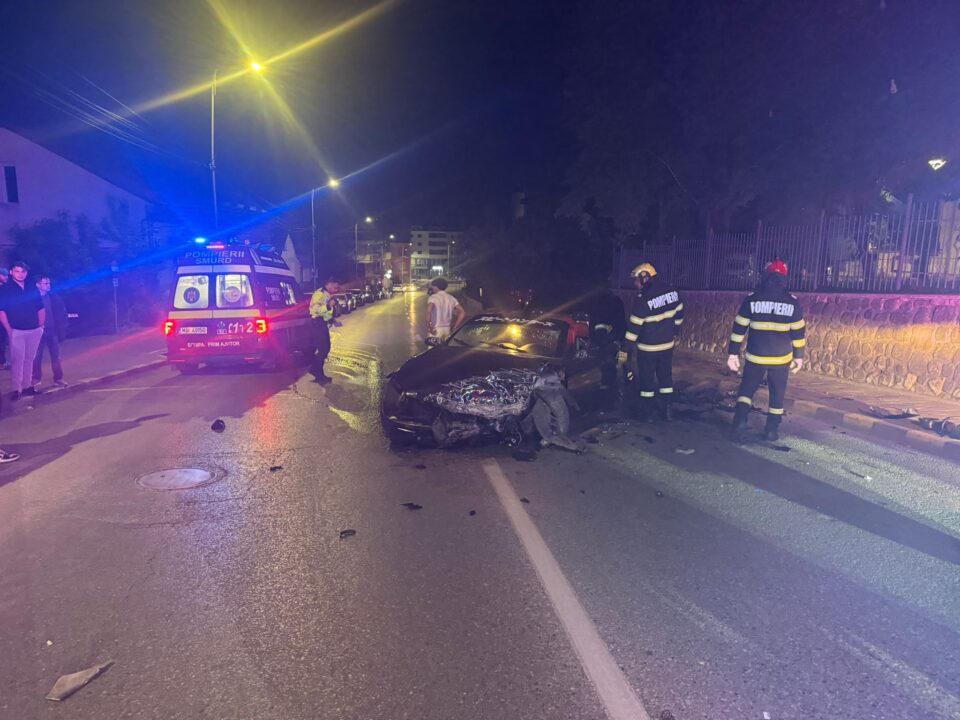 Un tânăr pus pe scârțâit de roți în centrul Sucevei a ajuns cu un BMW în gardul de la ACET