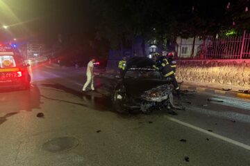 Un tânăr pus pe scârțâit de roți în centrul Sucevei a ajuns cu un BMW în gardul de la ACET