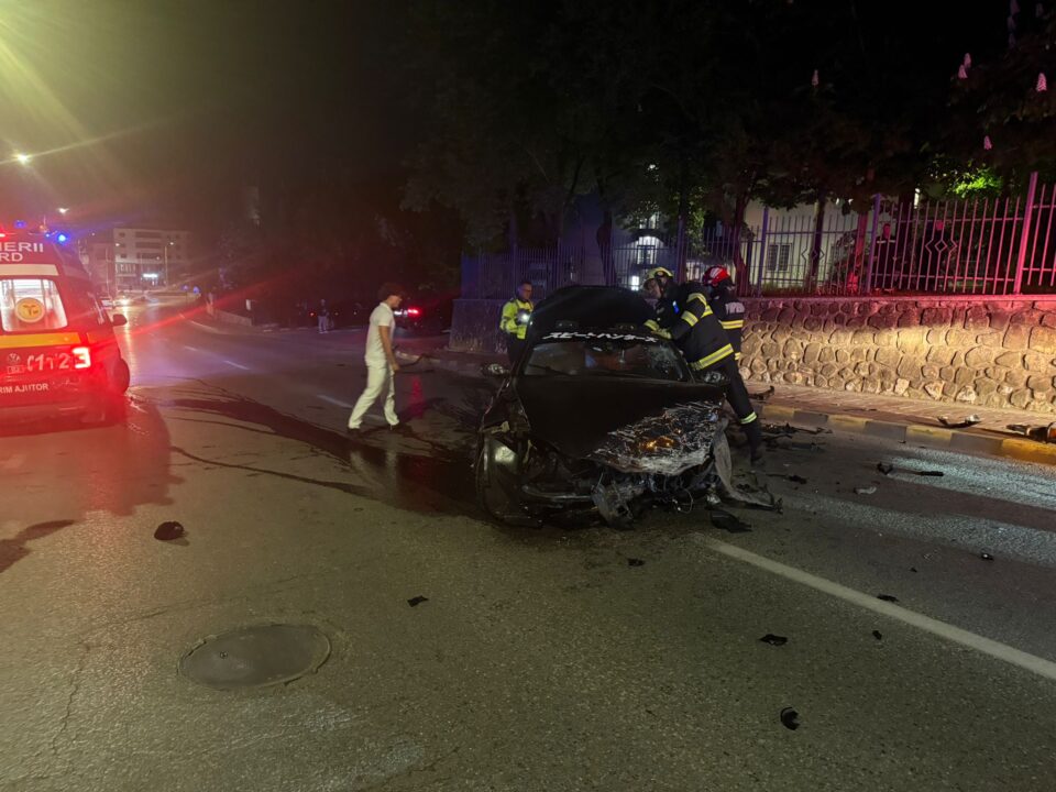 Un tânăr pus pe scârțâit de roți în centrul Sucevei a ajuns cu un BMW în gardul de la ACET