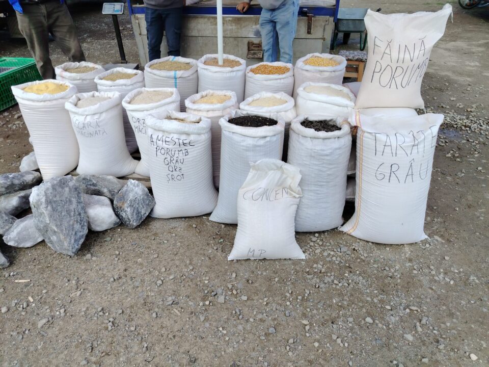 Alcool, haine și parfumuri, confiscate de polițiști din piețele Verești și Moldovița
