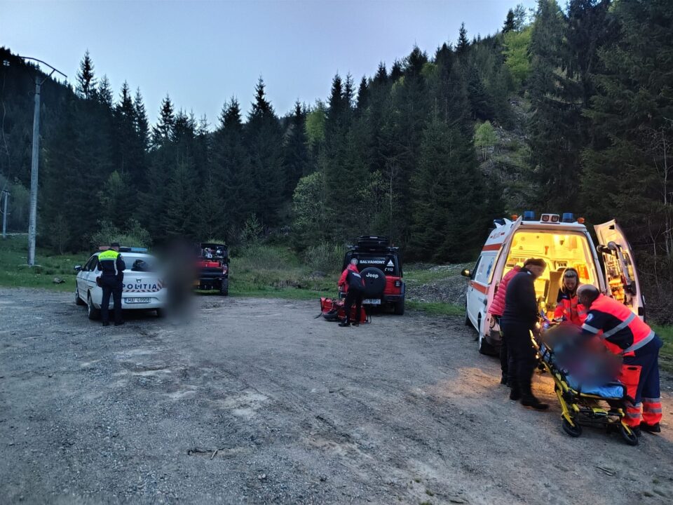 Mobilizare pentru salvarea unui tânăr care se răsturnase cu mașina pe un drum montan, neaccesibil Ambulanței