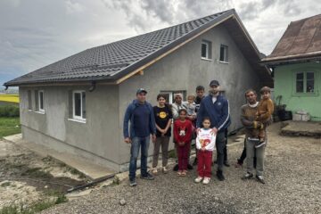 Casă construită de la zero pentru o familie cu 10 copii, prin Asociația Bucovina Civică