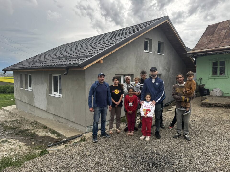 Casă construită de la zero pentru o familie cu 10 copii, prin Asociația Bucovina Civică Casă construită de la zero pentru o familie cu 10 copii, prin Asociația Bucovina Civică