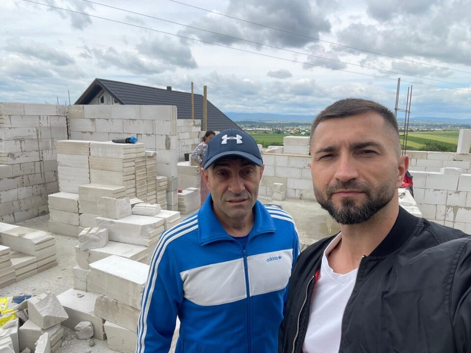 Andrei Bacoș și Vasile Bolohan, de la Asociația Bucovina Civică, la demararea lucrărilor casei pentru familia cu 10 copii
