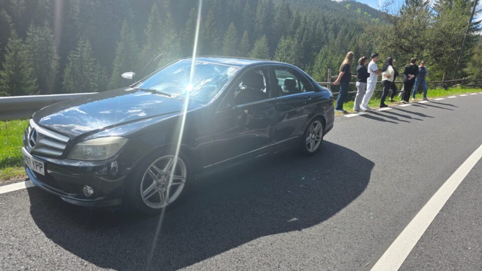 Motocicleta a pătruns pe sens opus de mers și a intrat în coliziune cu un autoturism marca Mercedes