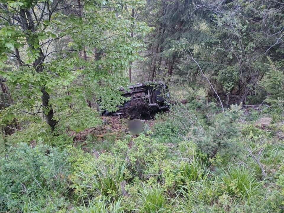 Mobilizare pentru salvarea unui tânăr care se răsturnase cu mașina pe un drum montan, neaccesibil Ambulanței
