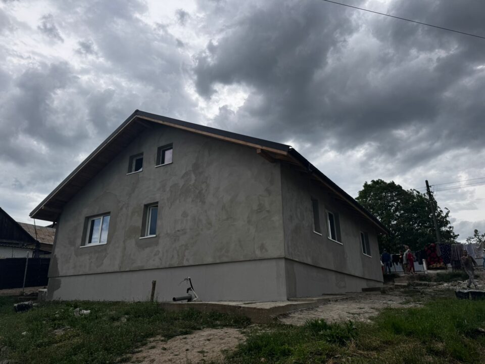 Casă construită de la zero pentru o familie cu 10 copii, prin Asociația Bucovina Civică