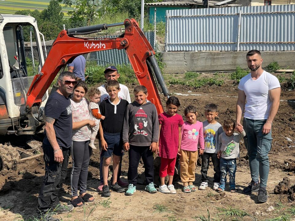 Andrei Bacoș și Vasile Bolohan, de la Asociația Bucovina Civică, la demararea lucrărilor casei pentru familia cu 10 copii