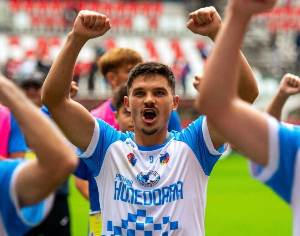 Alex Buziuc a promovat în Liga I cu Corvinul Alex Buziuc a promovat în Liga I cu Corvinul