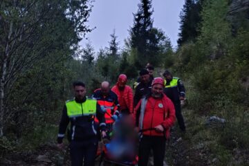 Mobilizare pentru salvarea unui tânăr care se răsturnase cu mașina pe un drum montan, neaccesibil Ambulanței Mobilizare pentru salvarea unui tânăr care se răsturnase cu mașina pe un drum montan, neaccesibil Ambulanței