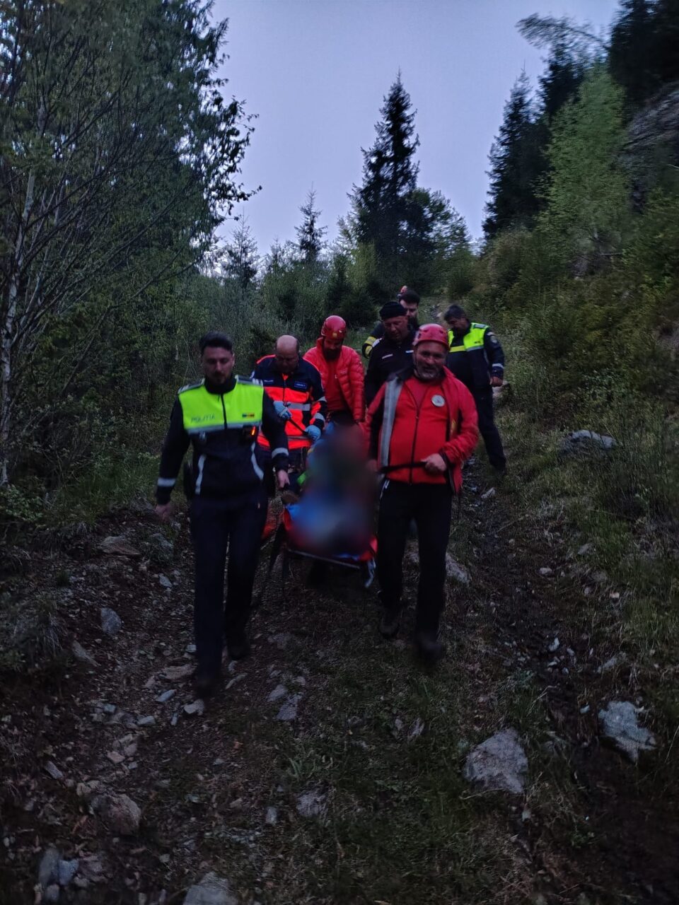 Mobilizare pentru salvarea unui tânăr care se răsturnase cu mașina pe un drum montan, neaccesibil Ambulanței