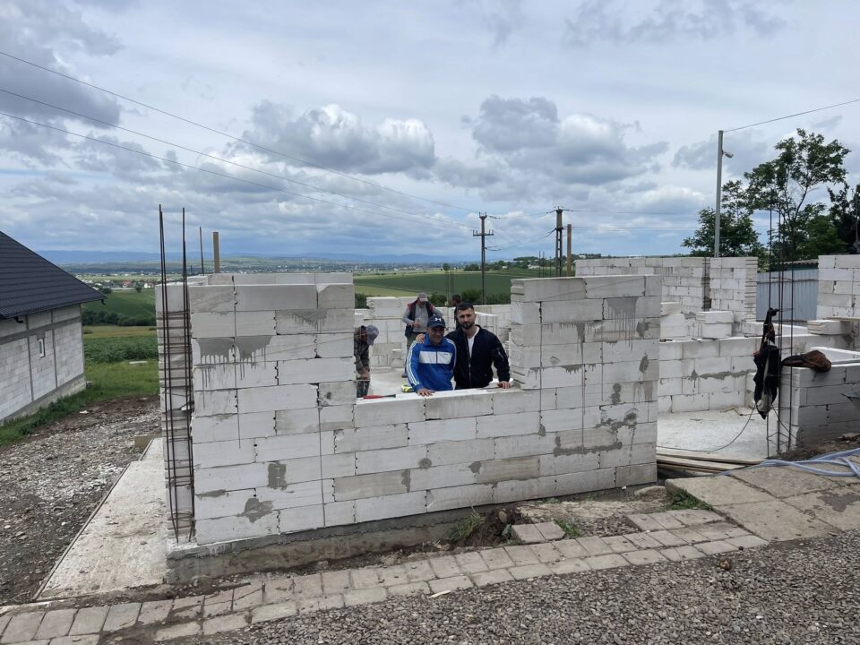 Casă construită de la zero pentru o familie cu 10 copii, prin Asociația Bucovina Civică