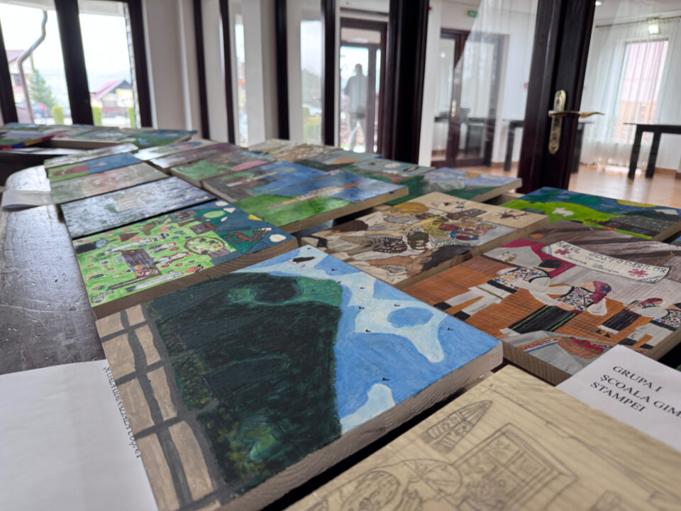 La concursul de pictură „Comorile Călimanilor” 187 de elevi au transformat lemnul în artă