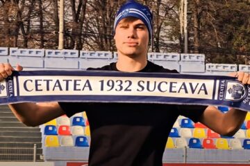 Suporterii echipei Cetatea Suceava, așteptați să cumpere articole oficiale pentru meciul de promovare de sâmbătă Suporterii echipei Cetatea Suceava, așteptați să cumpere articole oficiale pentru meciul de promovare de sâmbătă