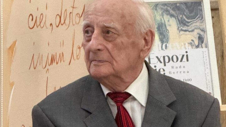 Artistul Radu Bercea în cadrul vernisajului de la Fălticeni
