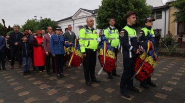 Ziua Eroilor a fost celebrată la Fălticeni, cu onoruri militare, slujbe de pomenire și depunere de coroane de flori