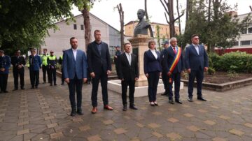 Ziua Eroilor a fost celebrată la Fălticeni, cu onoruri militare, slujbe de pomenire și depunere de coroane de flori