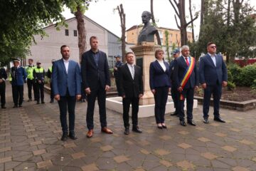 Ziua Eroilor a fost celebrată la Fălticeni, cu onoruri militare, slujbe de pomenire și depunere de coroane de flori Ziua Eroilor a fost celebrată la Fălticeni, cu onoruri militare, slujbe de pomenire și depunere de coroane de flori