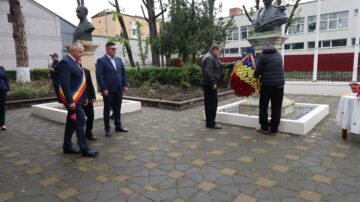 Ziua Eroilor a fost celebrată la Fălticeni, cu onoruri militare, slujbe de pomenire și depunere de coroane de flori
