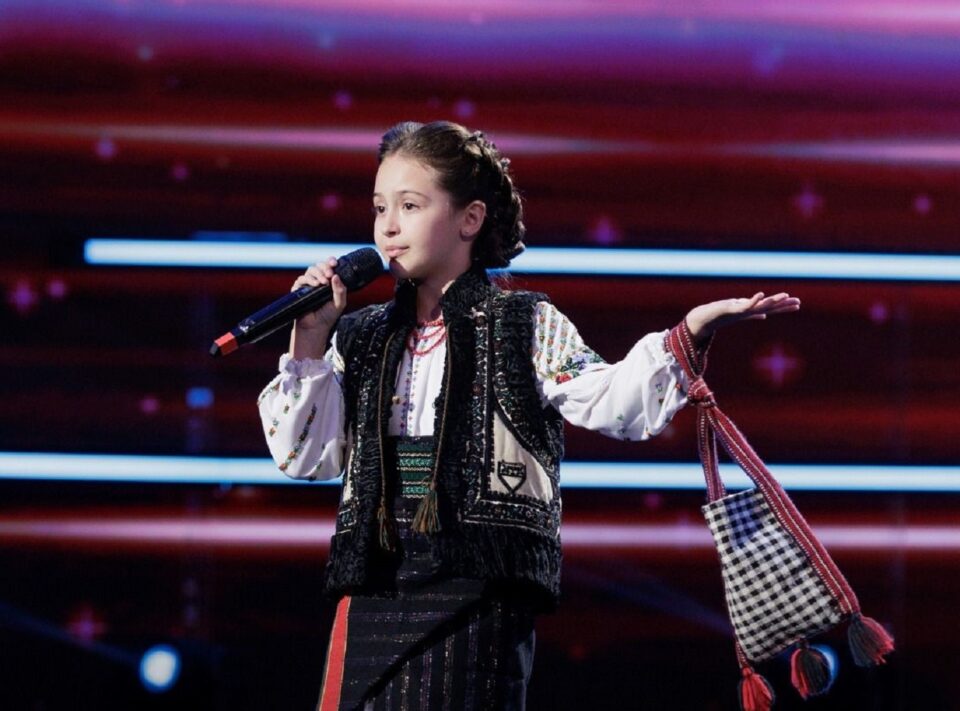 Daria Domnica Rusu, din Cajvana, în vârstă de 9 ani, are nevoie de votul publicului pentru a ajunge în finala „Românii au Talent” Daria Domnica Rusu, din Cajvana, în vârstă de 9 ani, are nevoie de votul publicului pentru a ajunge în finala „Românii au Talent”