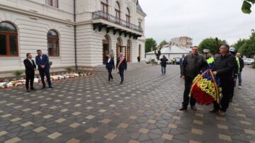 Ziua Eroilor a fost celebrată la Fălticeni, cu onoruri militare, slujbe de pomenire și depunere de coroane de flori