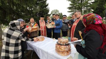 Ziua Eroilor a fost celebrată la Fălticeni, cu onoruri militare, slujbe de pomenire și depunere de coroane de flori