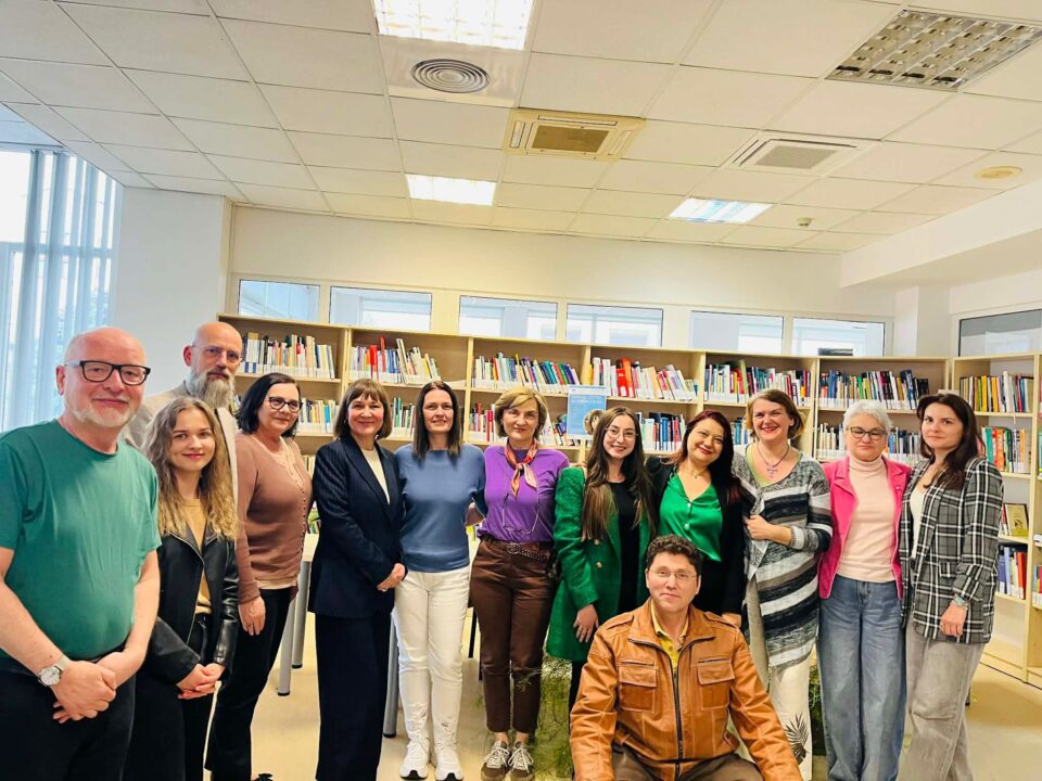 Memoria Bucovinei germane, evocată de poeta Sabine Goettel la Universitatea din Suceava Memoria Bucovinei germane, evocată de poeta Sabine Goettel la Universitatea din Suceava