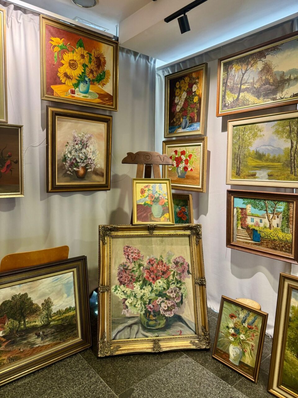 „Flori și peisaje din cultura europeană”, expoziție la Galeria de Artă a Centrului Cultural „Bucovina”