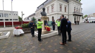 Ziua Eroilor a fost celebrată la Fălticeni, cu onoruri militare, slujbe de pomenire și depunere de coroane de flori