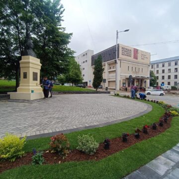 Scuarul din jurul bustului lui Mihai Eminescu, reabilitat complet înaintea „Zilelor Teatrului”