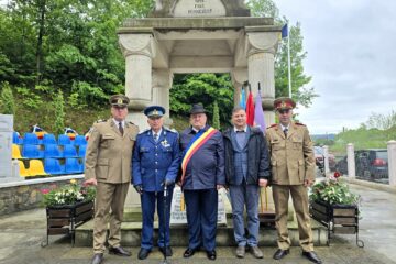 Ziua Eroilor, comemorată solemn la Monumentele Eroilor din comuna Cornu Luncii, primarul Gheorghe Fron acordând diplome de merit unor cadre militare Ziua Eroilor, comemorată solemn la Monumentele Eroilor din comuna Cornu Luncii, primarul Gheorghe Fron acordând diplome de merit unor cadre militare