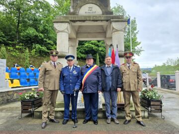 Ziua Eroilor, comemorată solemn la Monumentele Eroilor din comuna Cornu Luncii, primarul Gheorghe Fron acordând diplome de merit unor cadre militare