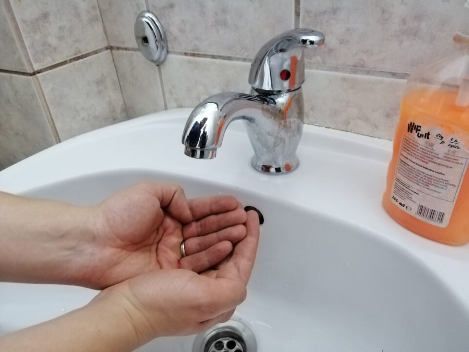 Furnizarea apei calde în zona Gară, întârziată de o avarie la o conductă ce traversează o proprietate privată Furnizarea apei calde în zona Gară, întârziată de o avarie la o conductă ce traversează o proprietate privată
