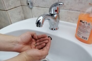 Furnizarea apei calde în zona Gară, întârziată de o avarie la o conductă ce traversează o proprietate privată Furnizarea apei calde în zona Gară, întârziată de o avarie la o conductă ce traversează o proprietate privată