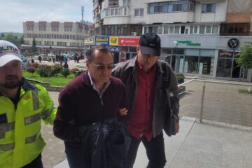 Directorul APIA Suceava, Eugen Mogoș, trimis în arest la domiciliu pentru 30 de zile Sursa foto: www.ziaruldepenet.ro Directorul APIA Suceava, Eugen Mogoș, trimis în arest la domiciliu pentru 30 de zile Sursa foto: www.ziaruldepenet.ro