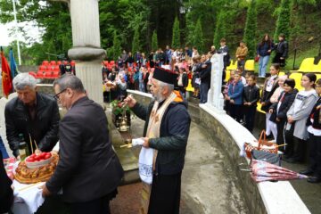 Ziua Eroilor, comemorată solemn la Monumentele Eroilor din comuna Cornu Luncii, primarul Gheorghe Fron acordând diplome de merit unor cadre militare