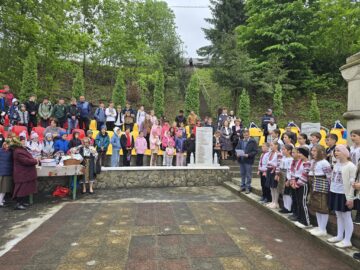 Ziua Eroilor, comemorată solemn la Monumentele Eroilor din comuna Cornu Luncii, primarul Gheorghe Fron acordând diplome de merit unor cadre militare