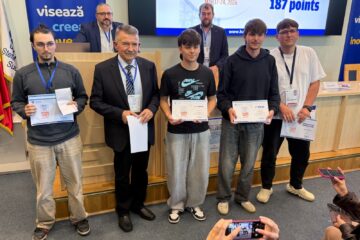 Echipa castigatoare a marelui premiu Hard&Soft 2026, Suceava 2 de la USV si consilierul echipei, prof. univ. dr. ing. Adrian Graur Echipa castigatoare a marelui premiu Hard&Soft 2026, Suceava 2 de la USV si consilierul echipei, prof. univ. dr. ing. Adrian Graur